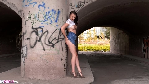 Keira Flow Keira under the bridge - PJGirls