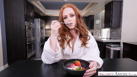 Housewife 1on1 - Ella Hughes