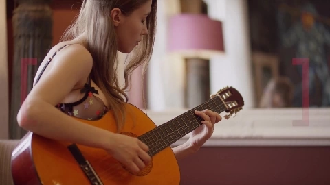 Girl Who Loves Guitar - Milla Azul