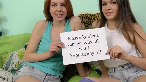 Agnieszka and Weronika Laseczki z zabawkami